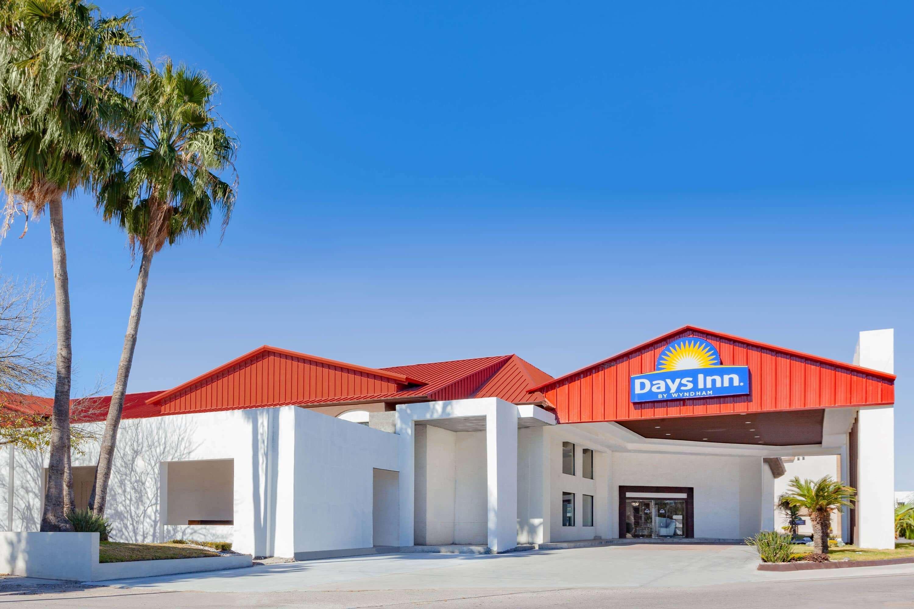 Days Inn By Wyndham Пьедрас-Неграс Экстерьер фото