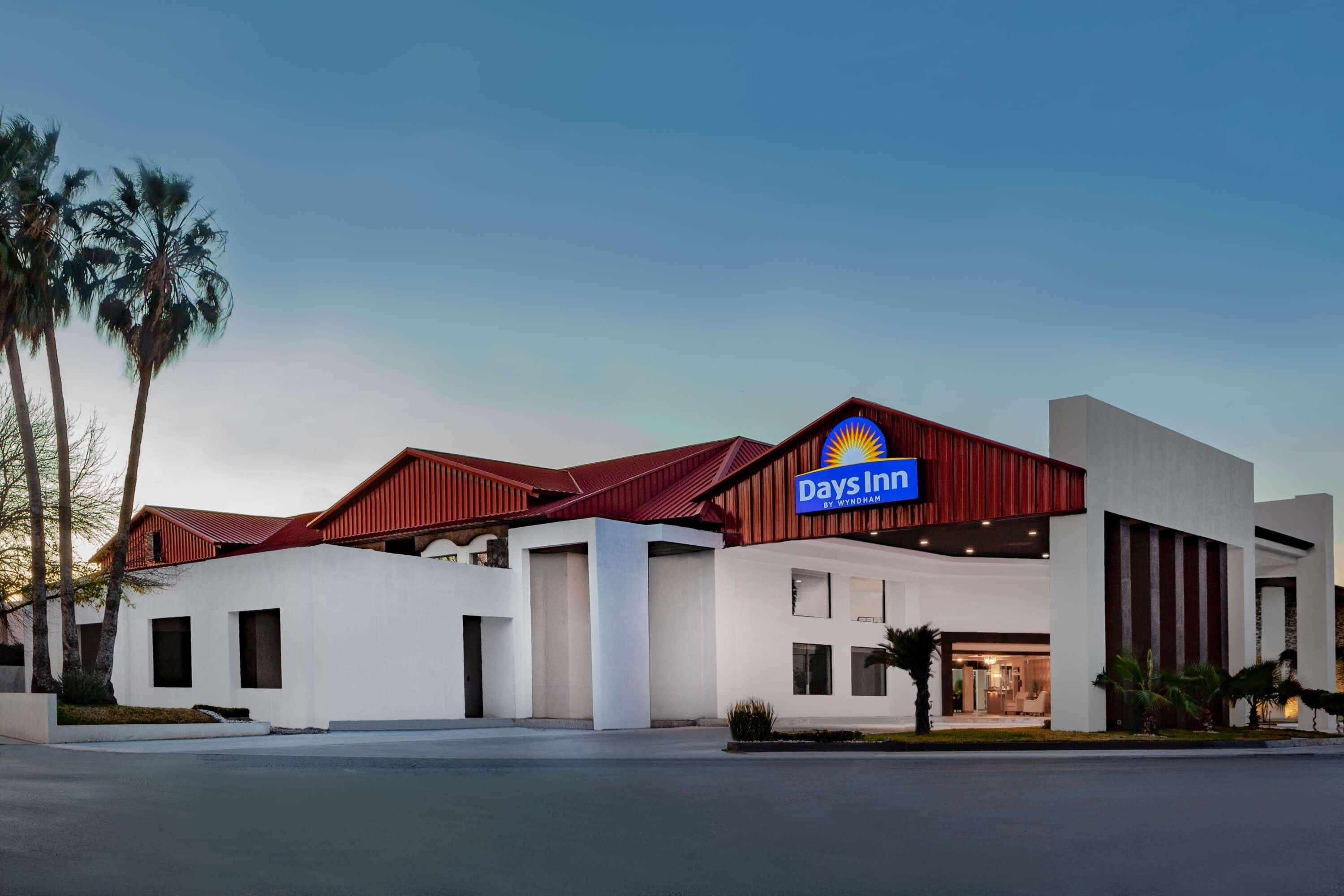 Days Inn By Wyndham Пьедрас-Неграс Экстерьер фото